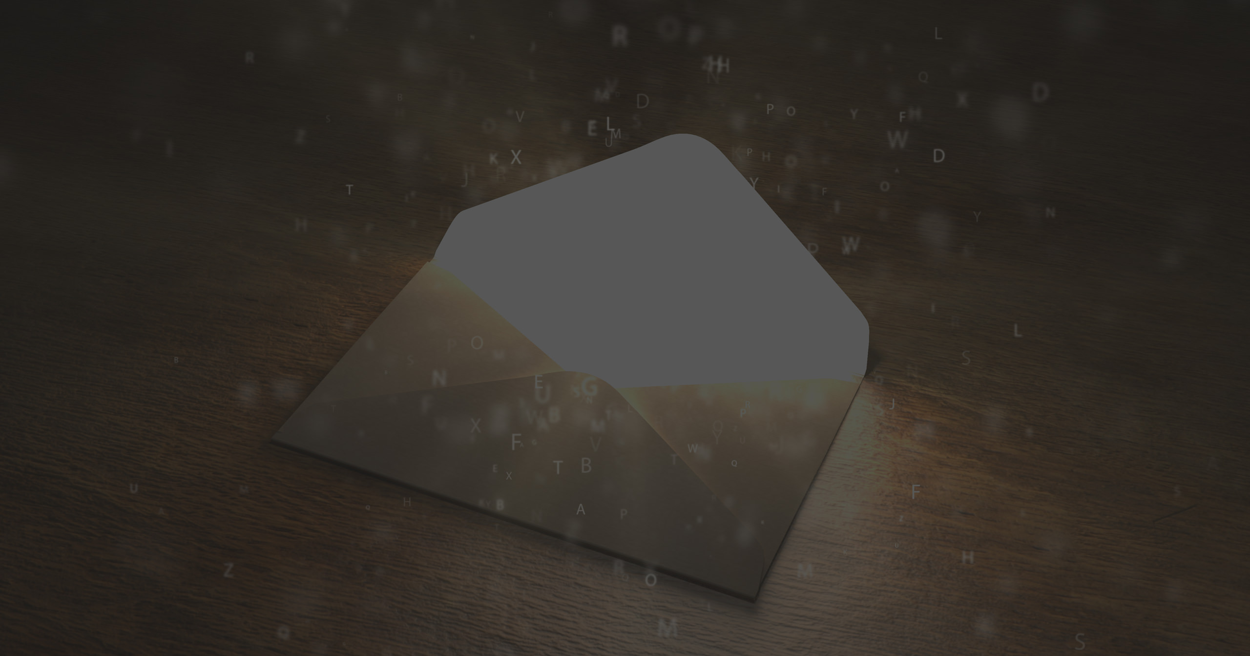 ein geöffneter Briefumschlag liegt symbolisch für einen Newsletter auf dem Tisch